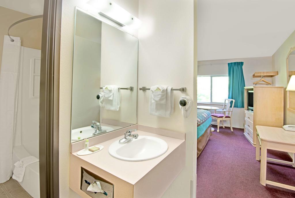 Quality Inn Albuquerque East I-40 Juan Tabo Exit Екстериор снимка